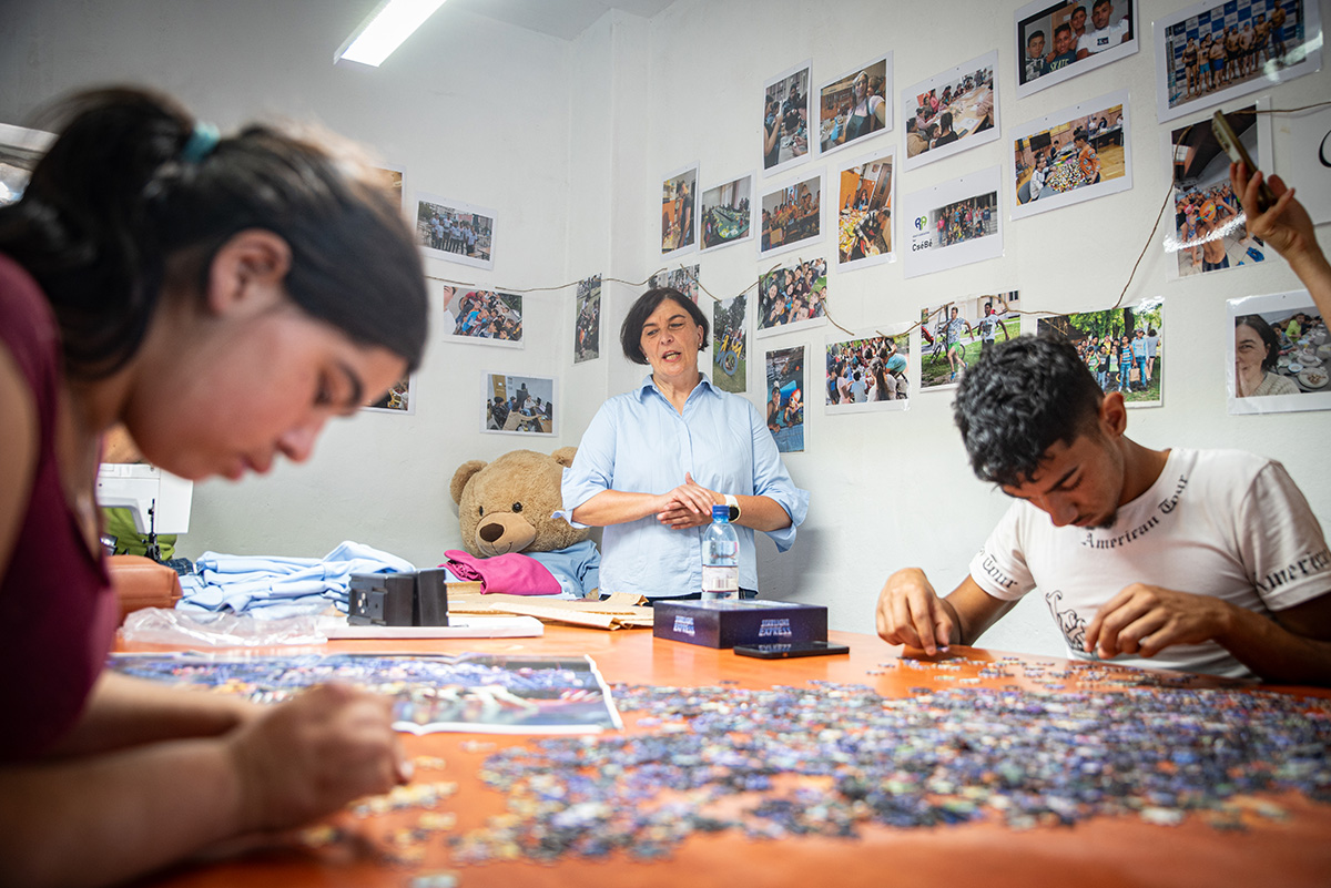 Csíksomlyói roma fiataloknak biztosít munkát a Right Egyesület varrodája